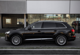 Подержанный автомобиль Audi Q7 2015 года (8 фото)