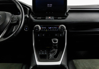 Подержанный автомобиль Toyota RAV4 2023 года (17 фото)