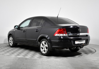 Подержанный автомобиль Opel Astra Sedan 2010 года (7 фото)