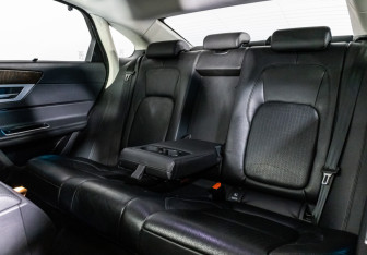 Подержанный автомобиль Jaguar XF Sedan 2016 года (27 фото)