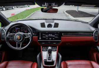 Подержанный автомобиль Porsche Cayenne 2018 года (15 фото)