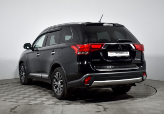 Подержанный автомобиль Mitsubishi Outlander 2016 года (7 фото)