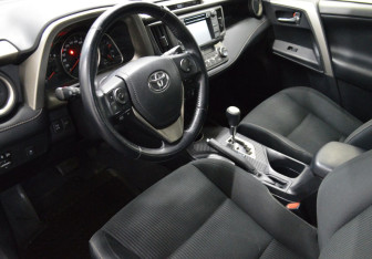 Подержанный автомобиль Toyota RAV4 2015 года (10 фото)