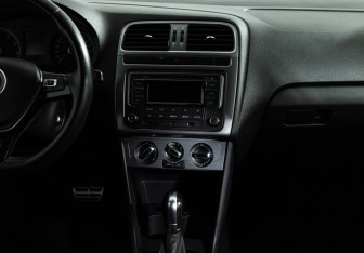 Подержанный автомобиль Volkswagen Polo Sedan 2016 года (14 фото)