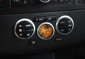 Подержанный автомобиль Nissan Tiida Hatchback 2008 года (13 фото)