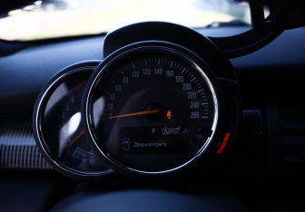 Подержанный автомобиль MINI Hatch 2019 года (19 фото)