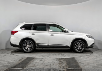 Подержанный автомобиль Mitsubishi Outlander 2017 года (4 фото)