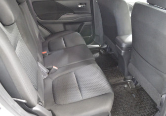 Подержанный автомобиль Mitsubishi Outlander 2015 года (13 фото)