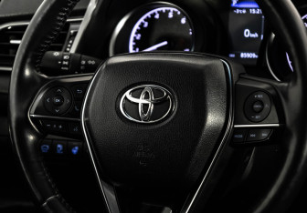 Подержанный автомобиль Toyota Camry Sedan 2021 года (11 фото)