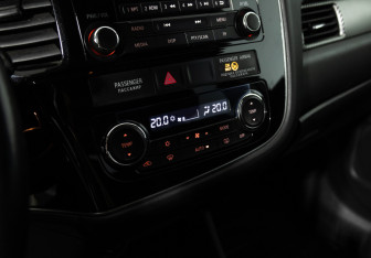 Подержанный автомобиль Mitsubishi Outlander 2013 года (15 фото)