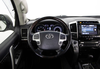 Подержанный автомобиль Toyota Land Cruiser Suv 2012 года (10 фото)