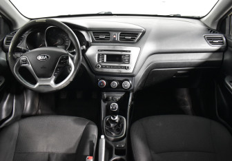 Подержанный автомобиль Kia Rio Sedan 2017 года (13 фото)