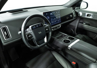 Подержанный автомобиль LiXiang L6 2024 года (11 фото)