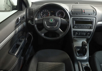 Подержанный автомобиль Skoda Octavia Liftback 2012 года (10 фото)