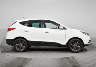 Подержанный автомобиль Hyundai ix35 2015 года (4 фото)