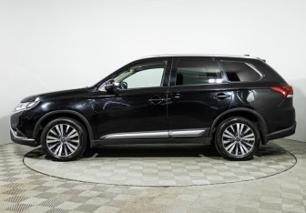 Подержанный автомобиль Mitsubishi Outlander 2019 года (8 фото)
