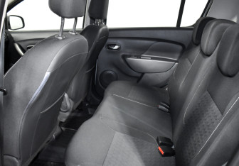 Подержанный автомобиль Renault Sandero 2015 года (12 фото)
