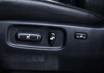 Подержанный автомобиль Toyota Land Cruiser Suv 2012 года (15 фото)