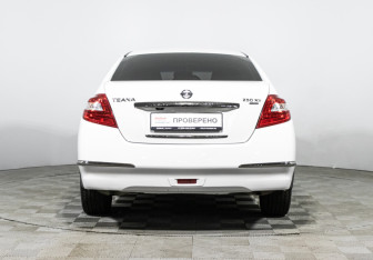 Подержанный автомобиль Nissan Teana 2010 года (6 фото)