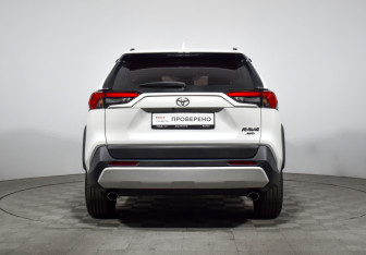 Подержанный автомобиль Toyota RAV4 2024 года (6 фото)