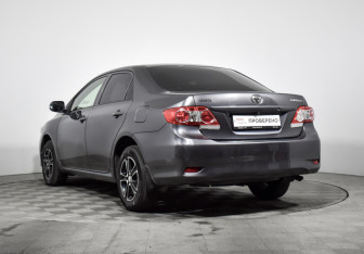 Подержанный автомобиль Toyota Corolla Sedan 2012 года (7 фото)
