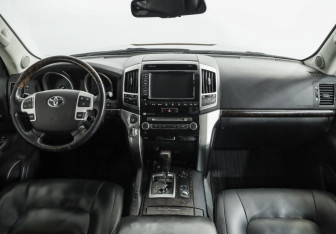 Подержанный автомобиль Toyota Land Cruiser Suv 2013 года (10 фото)