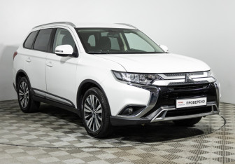 Подержанный автомобиль Mitsubishi Outlander 2019 года (3 фото)