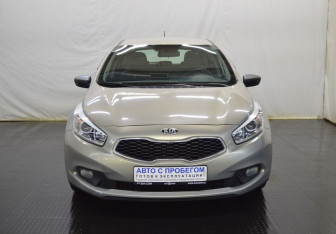 Подержанный автомобиль Kia Ceed Hatchback 2015 года (2 фото)
