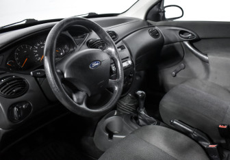 Подержанный автомобиль Ford Focus Hatchback 2004 года (9 фото)