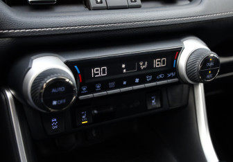 Подержанный автомобиль Toyota RAV4 2021 года (19 фото)