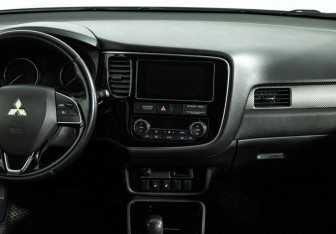 Подержанный автомобиль Mitsubishi Outlander 2018 года (14 фото)