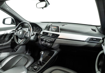 Подержанный автомобиль BMW X1 2015 года (9 фото)