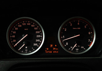 Подержанный автомобиль BMW X6 2013 года (12 фото)