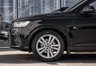 Подержанный автомобиль Audi Q7 2018 года (10 фото)