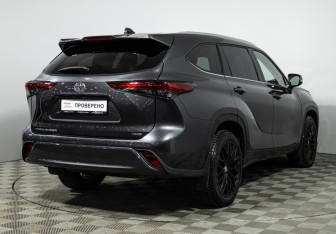 Подержанный автомобиль Toyota Highlander 2021 года (6 фото)