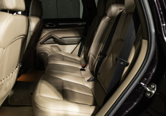 Подержанный автомобиль Porsche Cayenne 2010 года (10 фото)