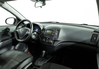 Подержанный автомобиль Hyundai i30 Hatchback 2010 года (9 фото)