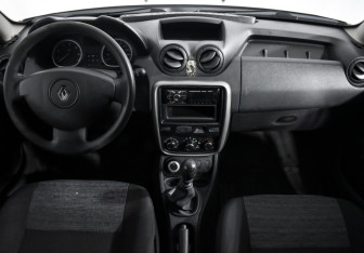 Подержанный автомобиль Renault Duster 2014 года (12 фото)