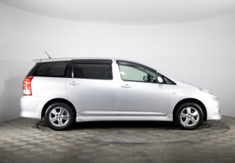 Подержанный автомобиль Toyota Wish Compactvan 2005 года (4 фото)