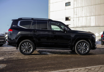 Подержанный автомобиль Toyota Land Cruiser Suv 2021 года (6 фото)