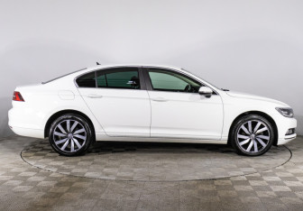 Подержанный автомобиль Volkswagen Passat Sedan 2019 года (4 фото)