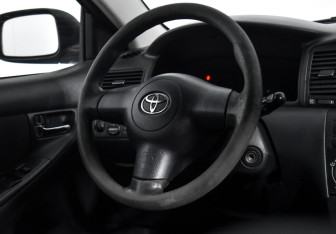 Подержанный автомобиль Toyota Corolla Hatchback 2006 года (13 фото)