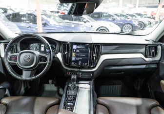 Подержанный автомобиль Volvo XC60 2019 года (13 фото)