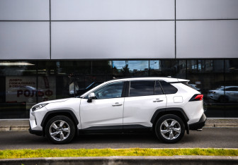 Подержанный автомобиль Toyota RAV4 2022 года (9 фото)
