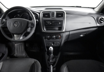 Подержанный автомобиль Renault Sandero 2018 года (14 фото)