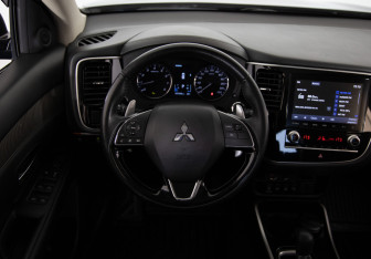 Подержанный автомобиль Mitsubishi Outlander 2021 года (10 фото)