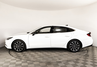 Подержанный автомобиль Hyundai Sonata 2022 года (11 фото)