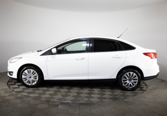 Подержанный автомобиль Ford Focus Sedan 2016 года (8 фото)