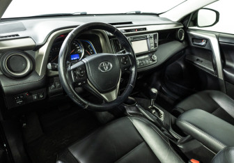 Подержанный автомобиль Toyota RAV4 2013 года (11 фото)