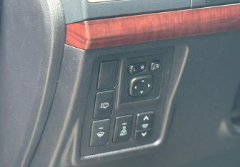 Подержанный автомобиль Toyota Land Cruiser Prado 2015 года (16 фото)